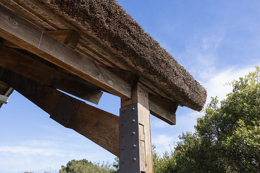 Alero de quincha y estructura de madera